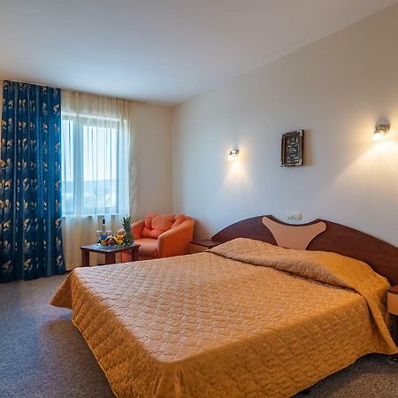 Adamo Hotel Varna Bagian luar foto