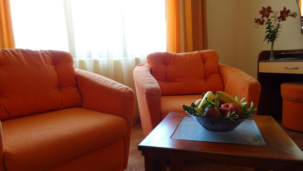Adamo Hotel Varna Bagian luar foto