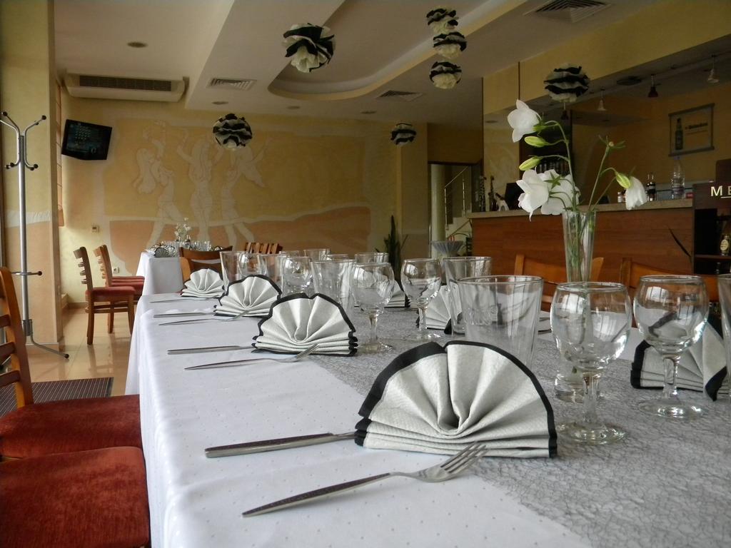 Adamo Hotel Varna Bagian luar foto