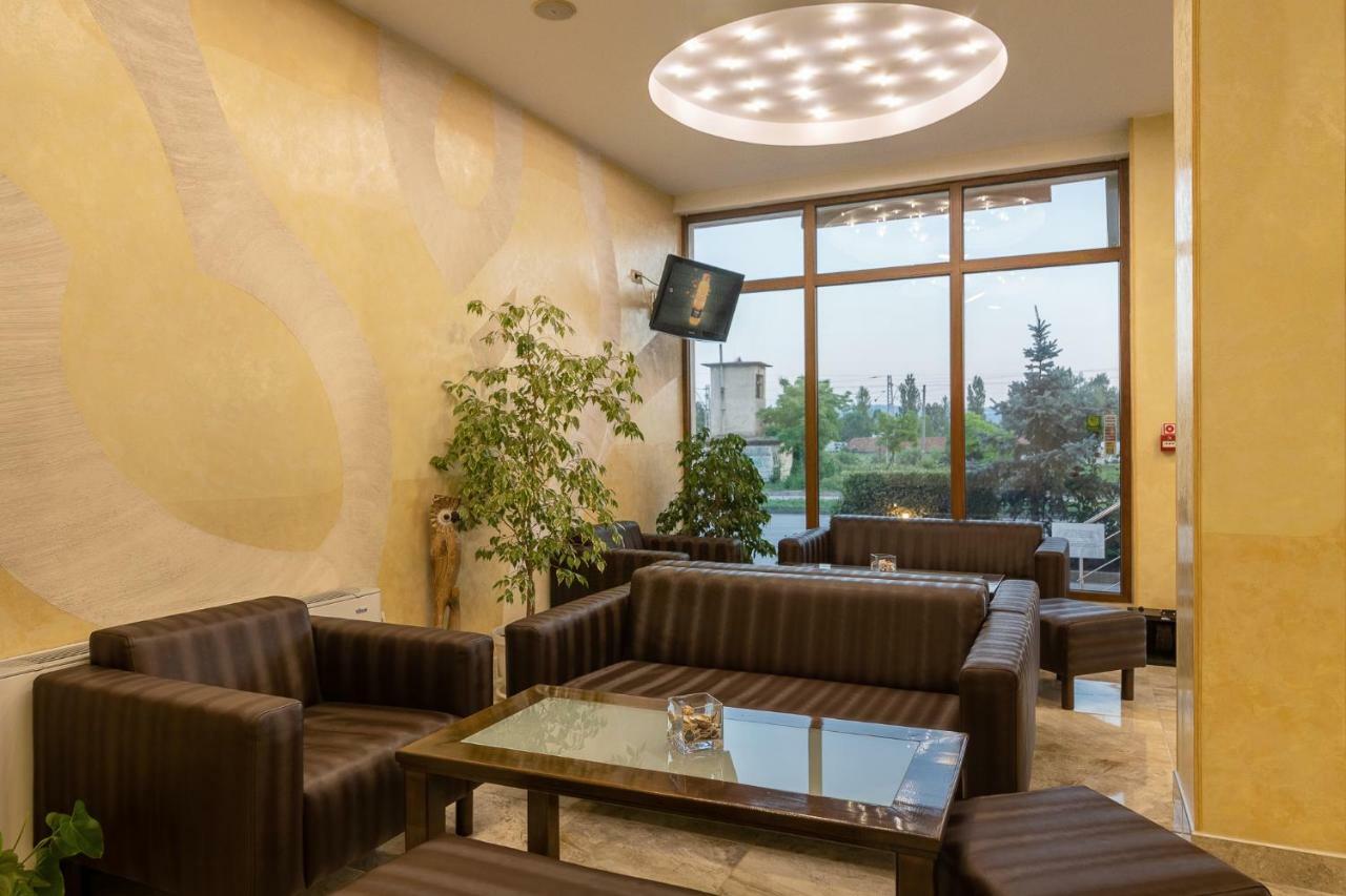 Adamo Hotel Varna Bagian luar foto