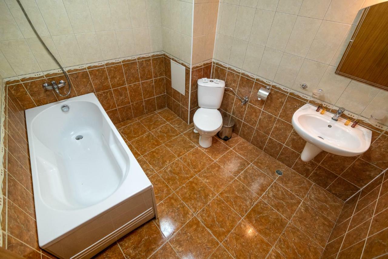 Adamo Hotel Varna Bagian luar foto