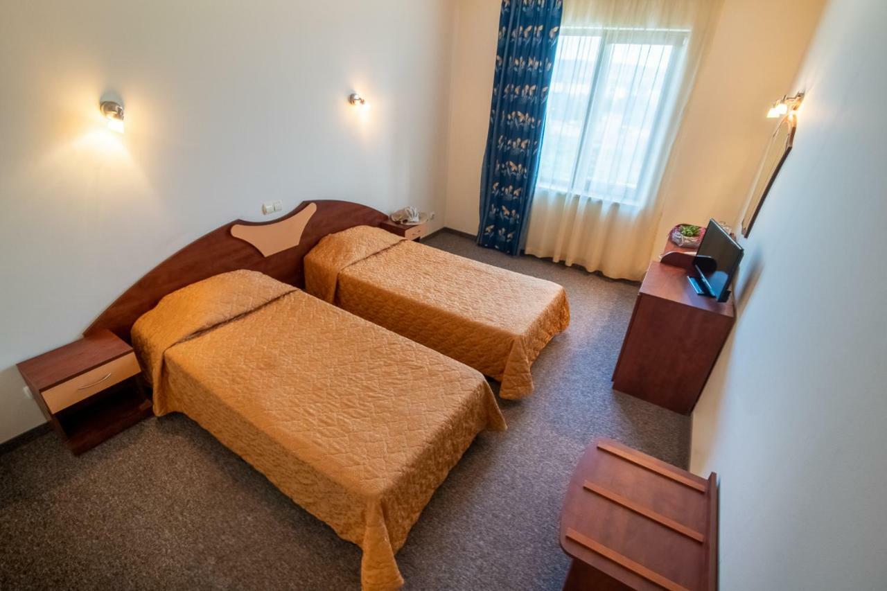 Adamo Hotel Varna Bagian luar foto