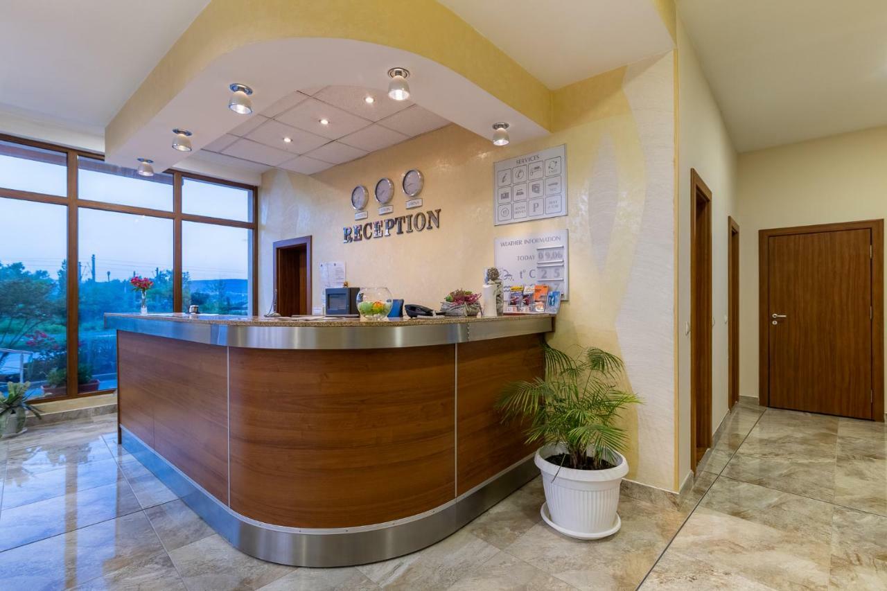 Adamo Hotel Varna Bagian luar foto