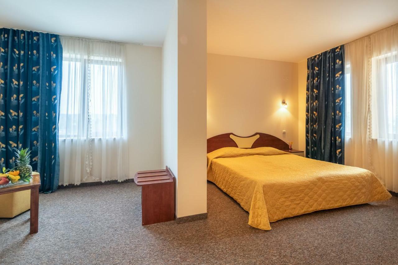 Adamo Hotel Varna Bagian luar foto