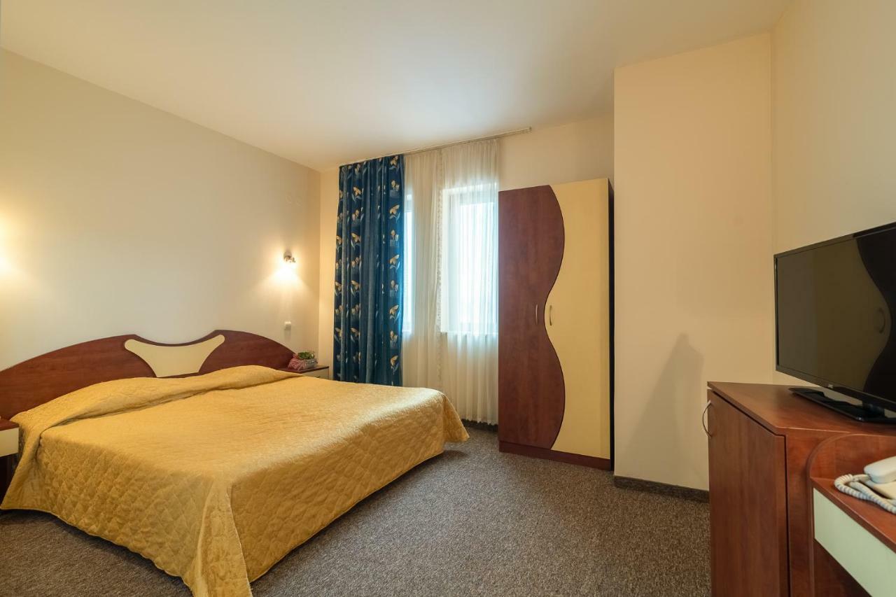 Adamo Hotel Varna Bagian luar foto