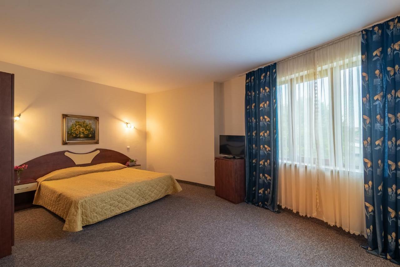 Adamo Hotel Varna Bagian luar foto