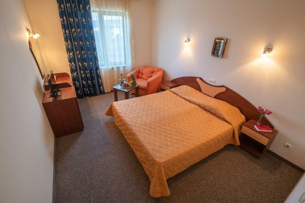 Adamo Hotel Varna Bagian luar foto