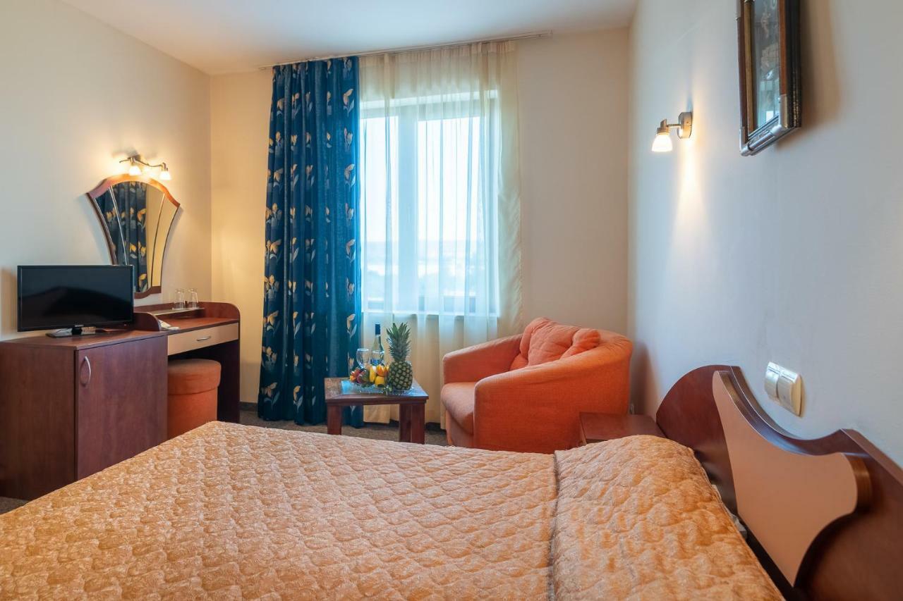 Adamo Hotel Varna Bagian luar foto
