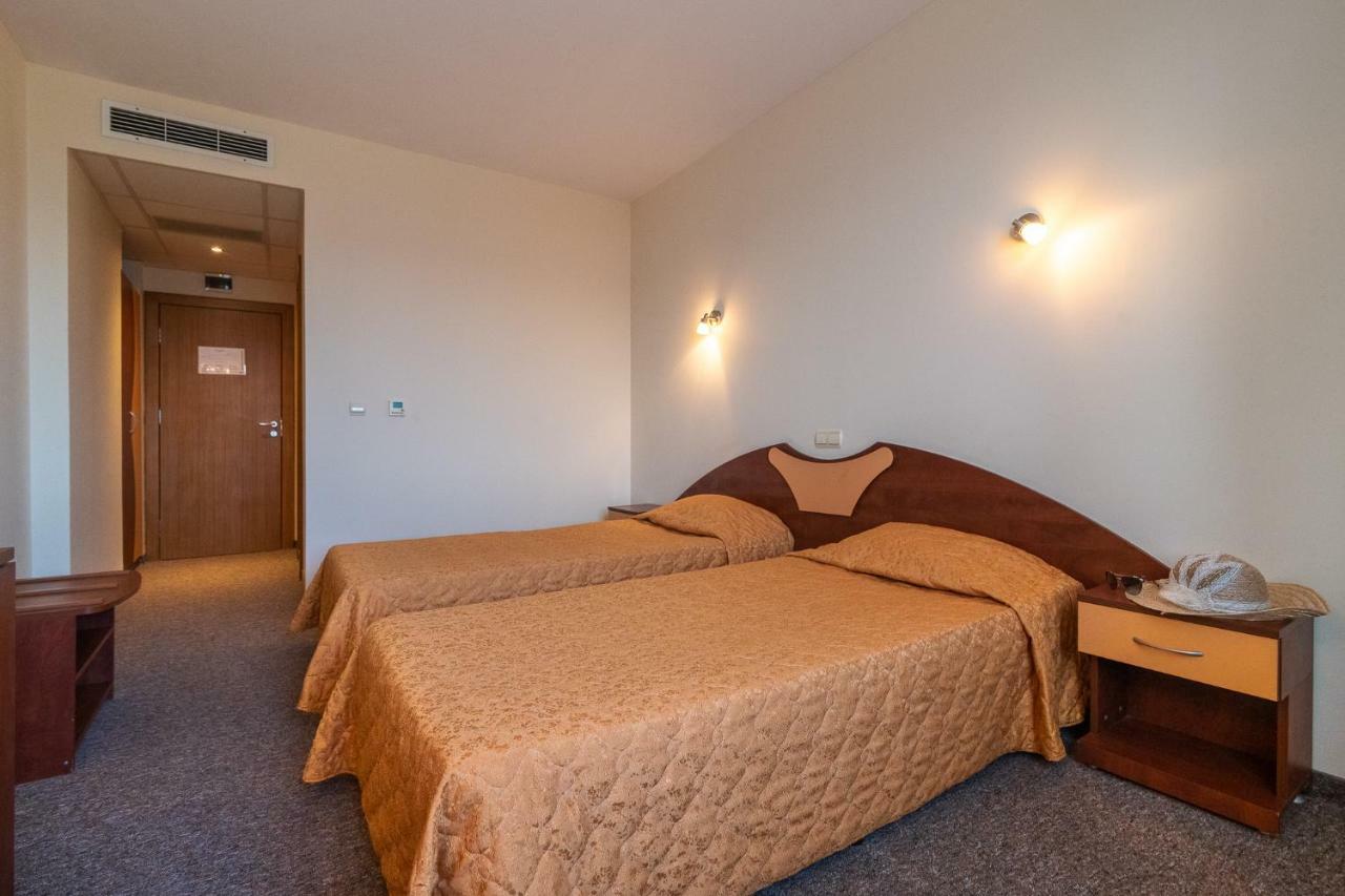 Adamo Hotel Varna Bagian luar foto