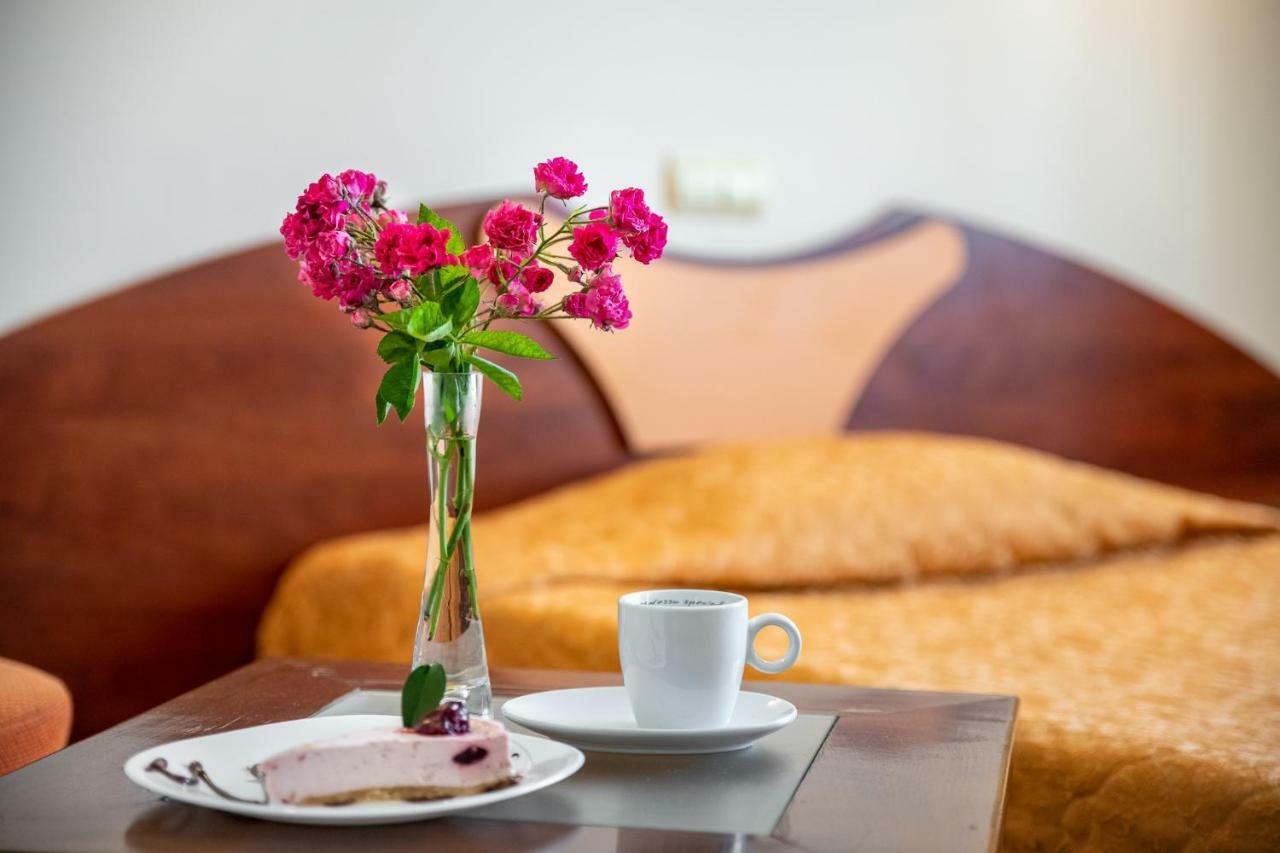 Adamo Hotel Varna Bagian luar foto