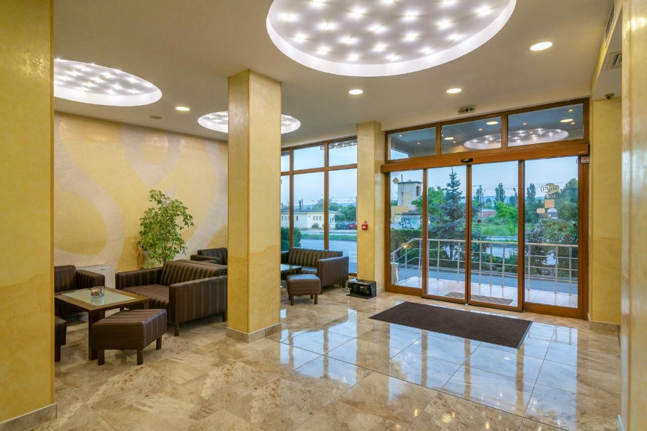 Adamo Hotel Varna Bagian luar foto