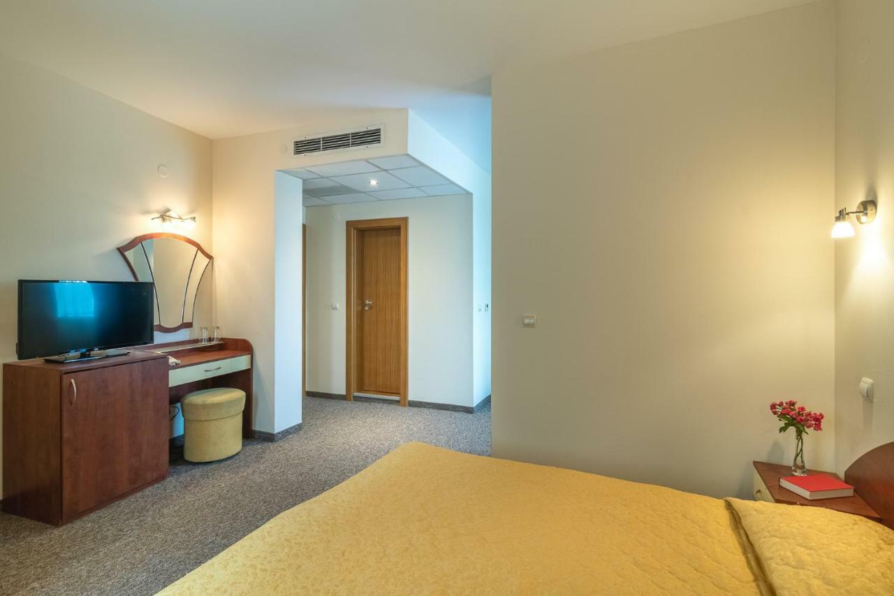 Adamo Hotel Varna Bagian luar foto