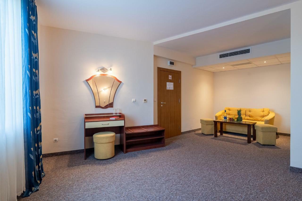 Adamo Hotel Varna Bagian luar foto