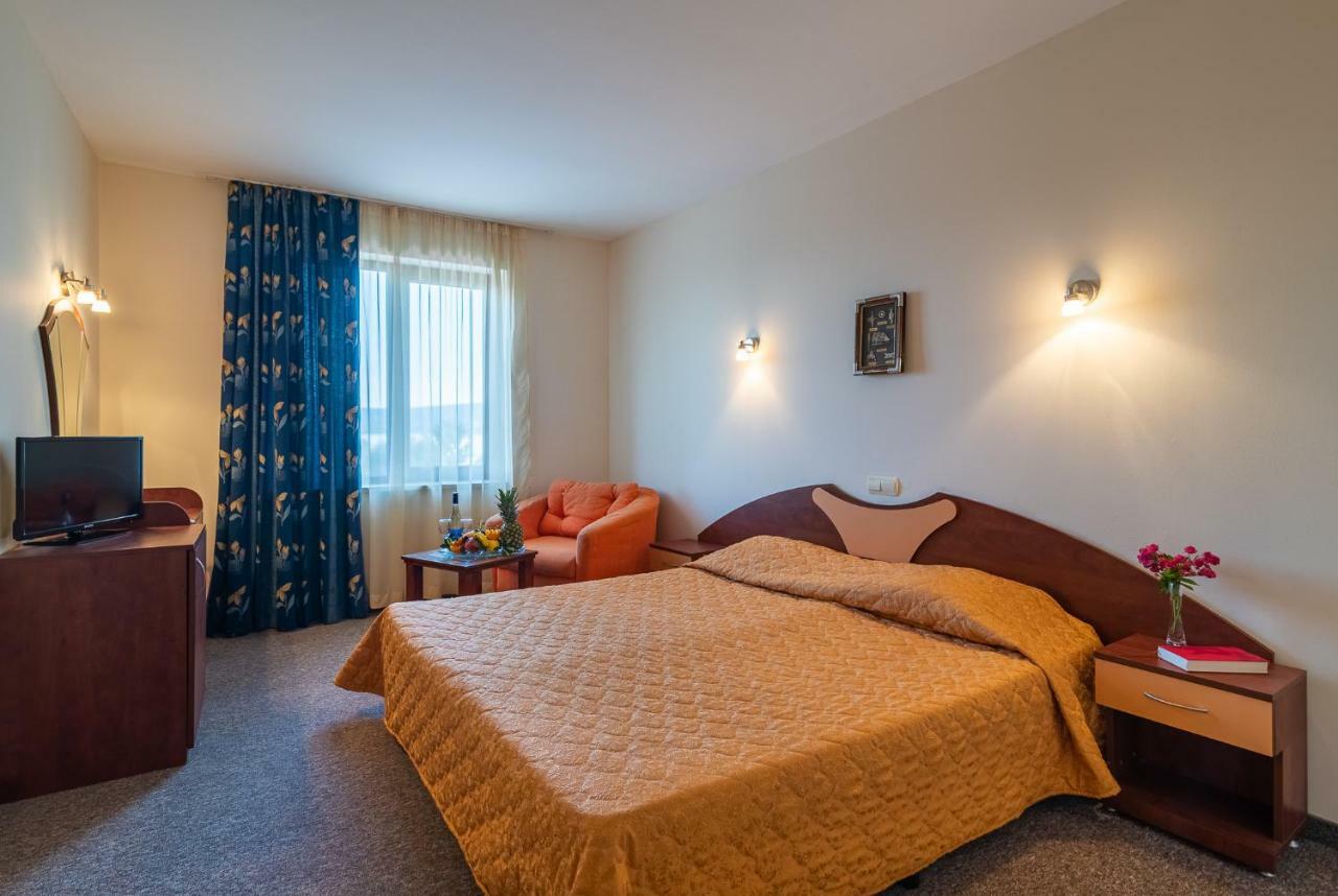 Adamo Hotel Varna Bagian luar foto