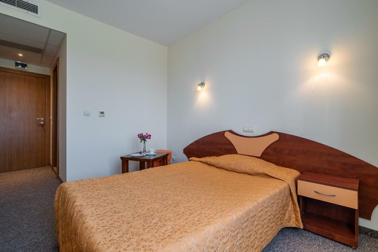 Adamo Hotel Varna Bagian luar foto