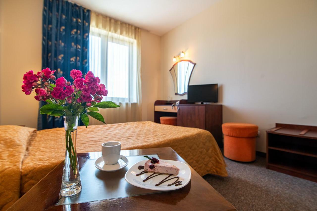 Adamo Hotel Varna Bagian luar foto