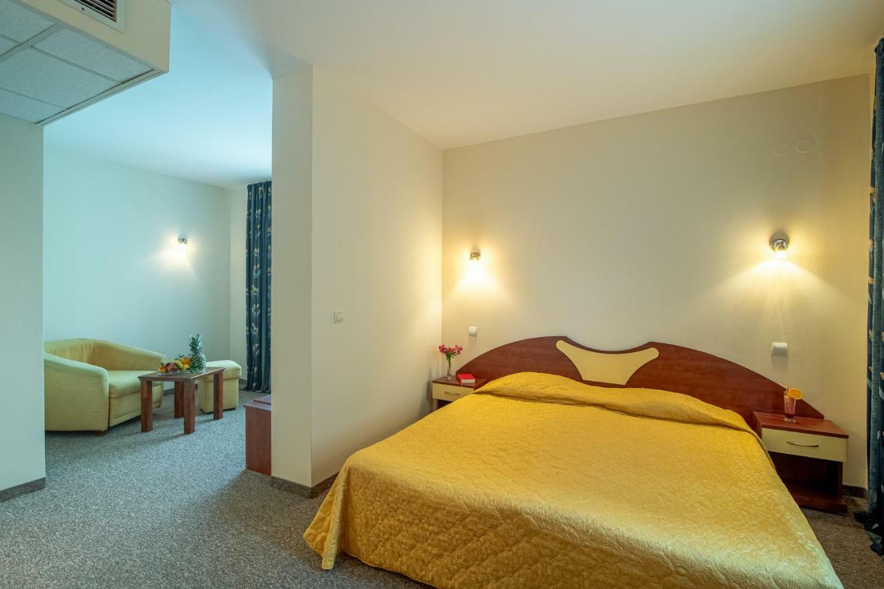 Adamo Hotel Varna Bagian luar foto