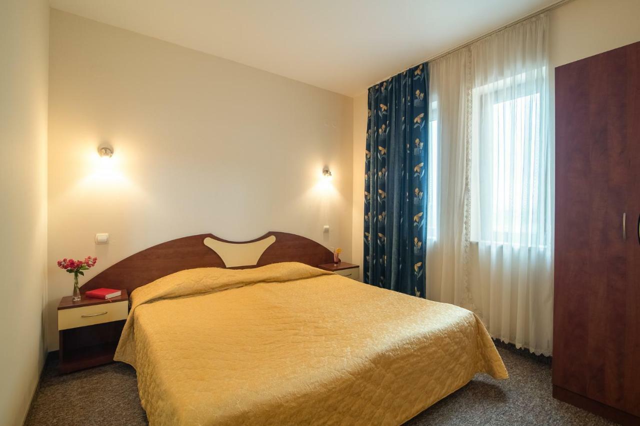 Adamo Hotel Varna Bagian luar foto