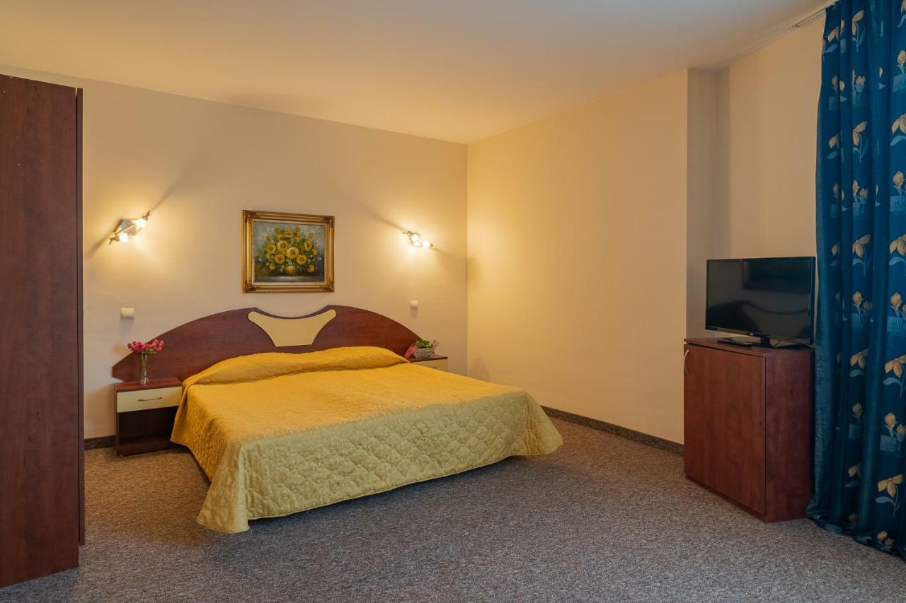 Adamo Hotel Varna Bagian luar foto