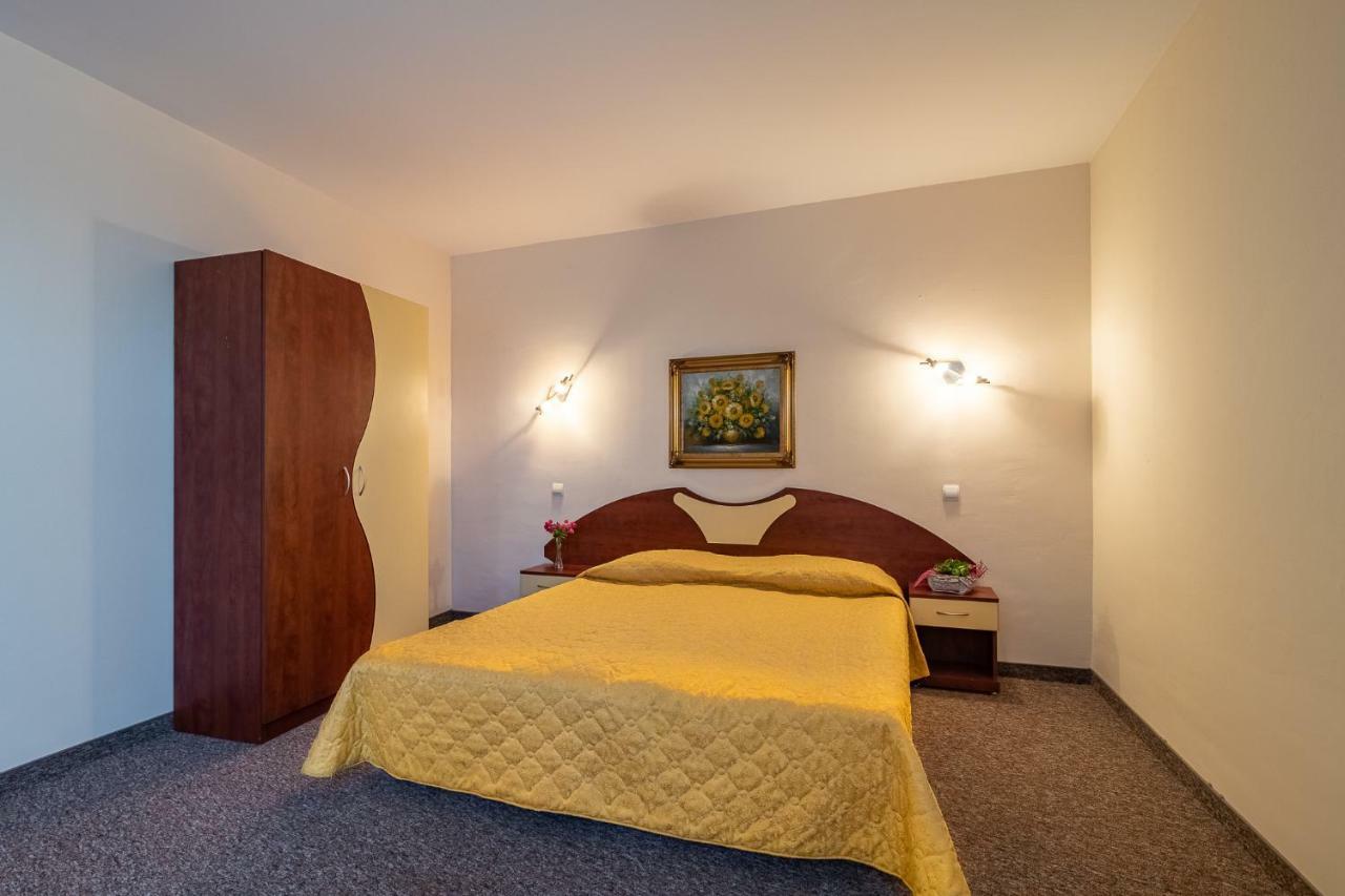 Adamo Hotel Varna Bagian luar foto