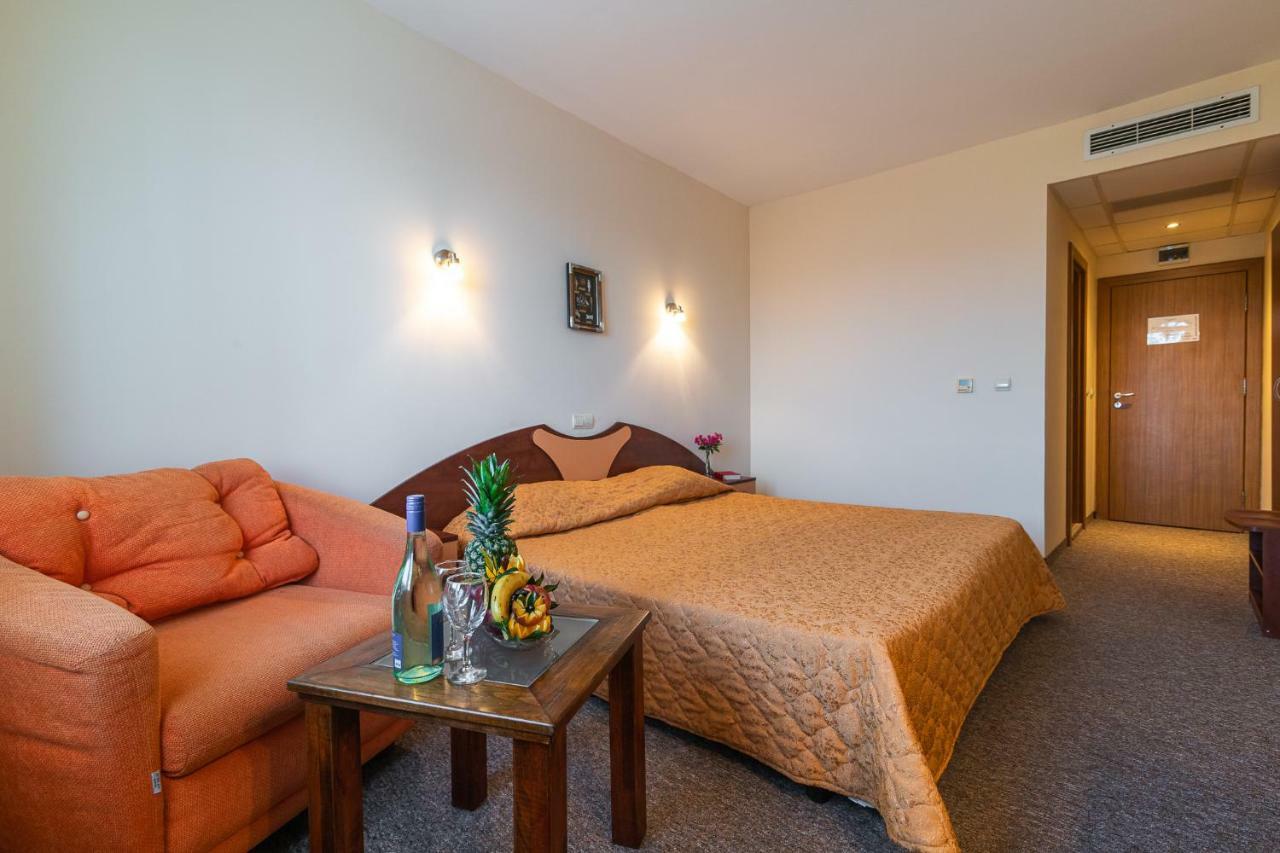Adamo Hotel Varna Bagian luar foto