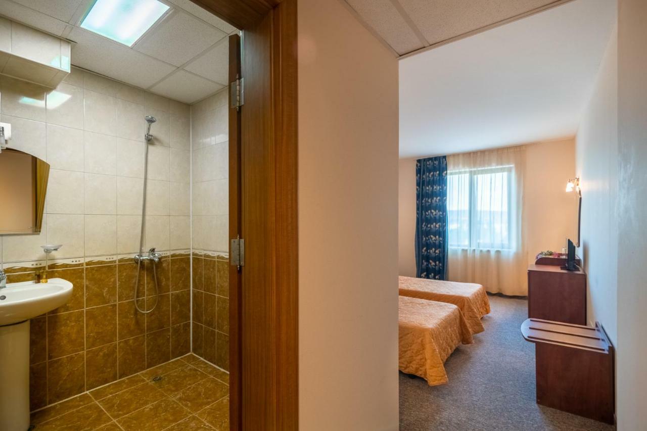 Adamo Hotel Varna Bagian luar foto