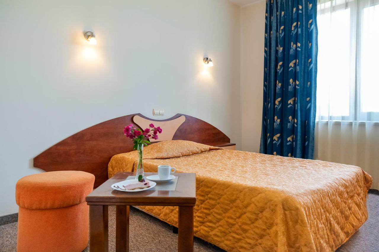 Adamo Hotel Varna Bagian luar foto