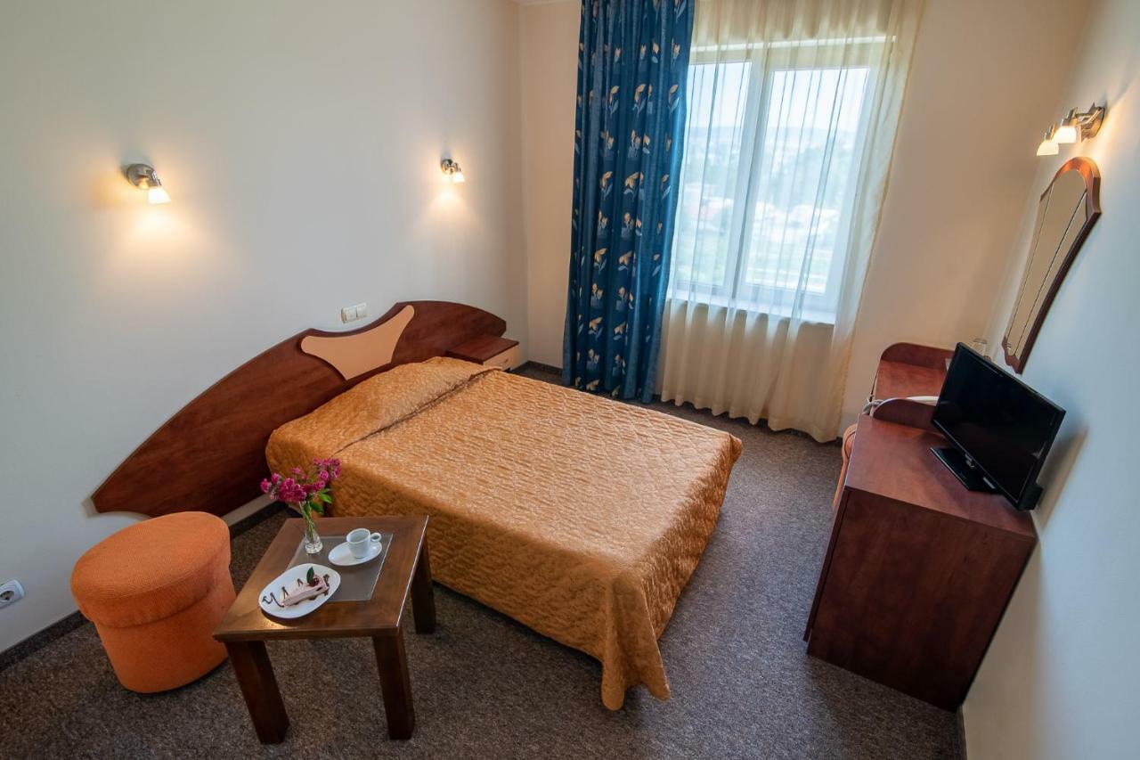 Adamo Hotel Varna Bagian luar foto