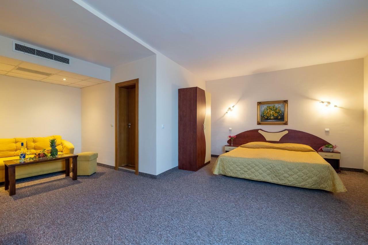 Adamo Hotel Varna Bagian luar foto